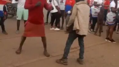 2 Madmen Wrestle N Exchange Slaps @ NPP peace walk - Video Will Make Ur Day