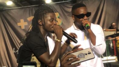 Kuami Eugene Joyfully Performed ‘Happy Day’ With Sarkodie - Video