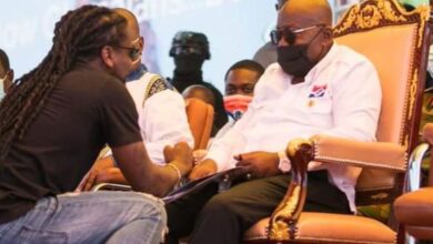 Sorry Bro - Samini Stopped By Bodyguards From Raising Akufo-Addo’s Hand - Video Is Trending