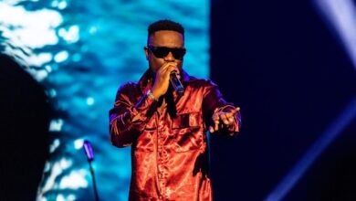 Sarkodie Puts All Those Tagging Him Stingy To Shame As He Sprays Cash On Fans After Performance - Video